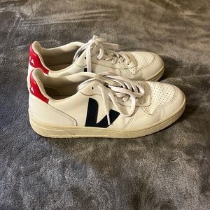 Veja V-10 white Sneakers.